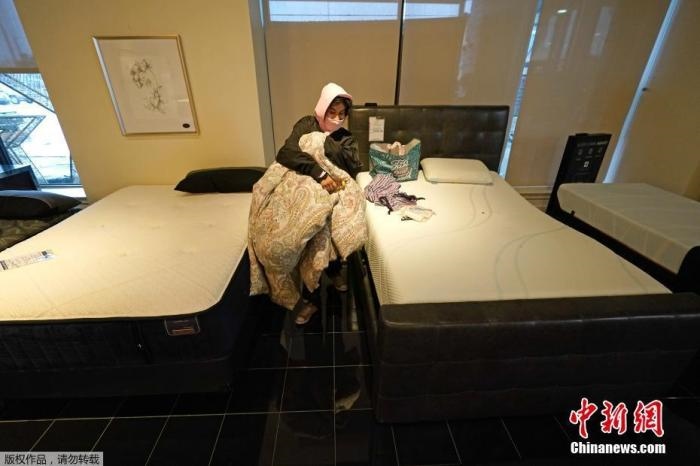 當?shù)貢r間2月17日，美國得州的一家畫廊兼家具店內(nèi)，大批民眾來此避寒取暖，其中不乏一些人帶著被子來過夜。美國近日遭遇極寒天氣侵襲，多地氣溫創(chuàng)近年新低，其中得州災(zāi)情最嚴重，暴風(fēng)雪導(dǎo)致電網(wǎng)在酷寒中癱瘓，約400萬居民家中長時間停電。美國國家氣象局表示，得州休斯敦等地的氣溫甚至比靠近北極圈的阿拉斯加還要低。