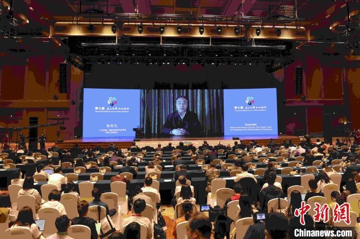 中國工程院院士、“人民英雄”國家榮譽稱號獲得者張伯禮通過視頻發(fā)表主旨演講?！∈⒓样i 攝