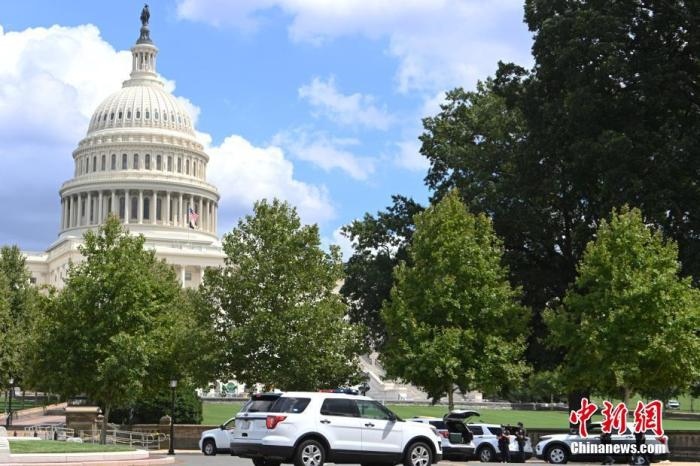 當(dāng)?shù)貢r間8月19日，一名男子駕駛黑色皮卡至國會圖書館前，并聲稱車上有炸彈。該事件導(dǎo)致美國國會大廈周邊街道封鎖，警方還疏散了周邊國會辦公樓和聯(lián)邦最高法院里的工作人員。圖為警方在美國會大廈西側(cè)廣場警戒。 <a target='_blank' href='http://www.chinanews.com/'>中新社</a>記者 陳孟統(tǒng) 攝