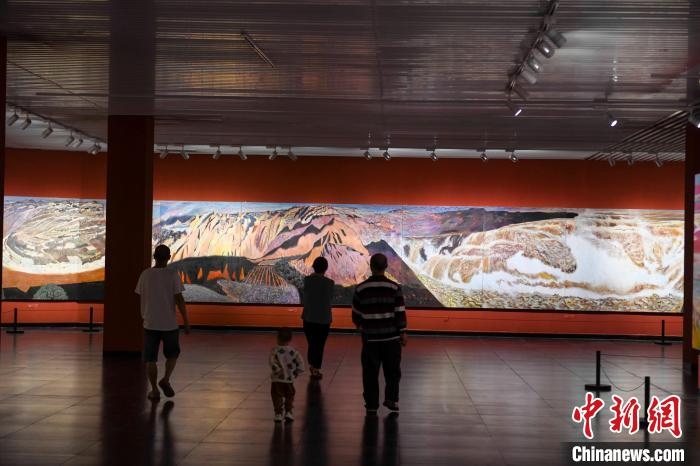 162米巨幅油畫長卷《黃河》吸引市民駐足觀看。　楊華峰 攝