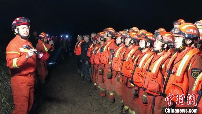 平遙縣消防救援大隊(duì)大隊(duì)長(zhǎng)龔宇作總攻發(fā)起前的動(dòng)員?！￠Z旭輝 攝
