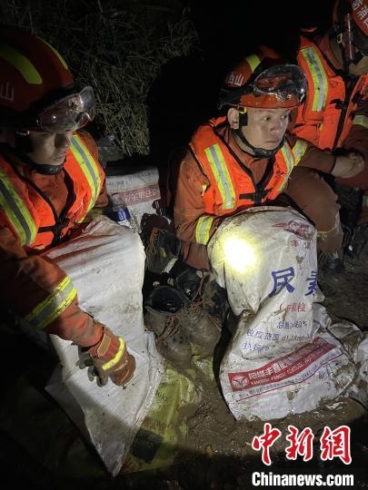短暫修整期間，消防員脫掉鞋襪，用編織袋套住腿腳保暖?！￠Z旭輝 攝