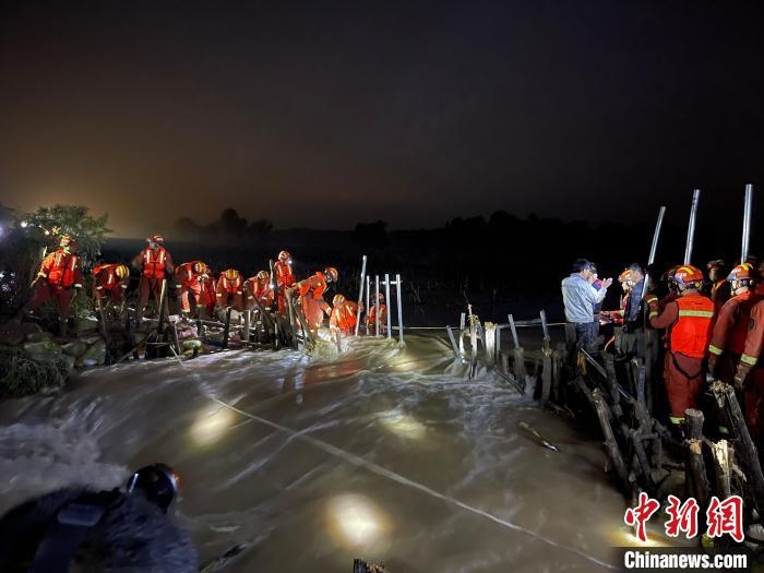 消防員分成左右兩路，同時(shí)發(fā)起決口封堵總攻?！￠Z旭輝 攝