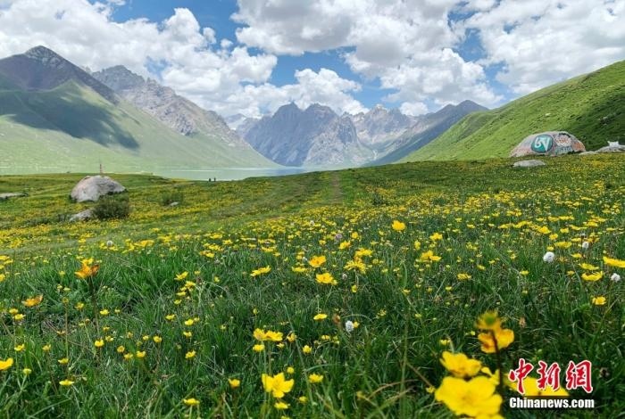 位于青海省果洛藏族自治州久治縣的年保玉則意為“神圣不可侵犯的地方”，山形如蓮花，總面積3469平方公里，保存有冰蝕地貌、冰磧地貌、現(xiàn)代冰川等地質(zhì)遺跡，有“天神后花園”之稱(chēng)。
<a target='_blank' href='http://www.chinanews.com/'>中新社</a>記者 孫睿 攝