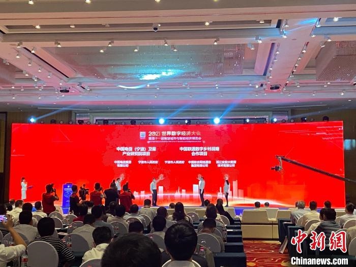 簽約現(xiàn)場?！×植?攝