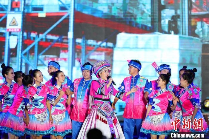 專場(chǎng)晚會(huì)上的民族歌舞表演?！涕L(zhǎng)嬌 攝