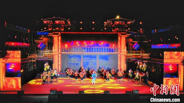2021昭君文化旅游活動(dòng)專場(chǎng)晚會(huì)現(xiàn)場(chǎng)?！≈苄橇?攝
