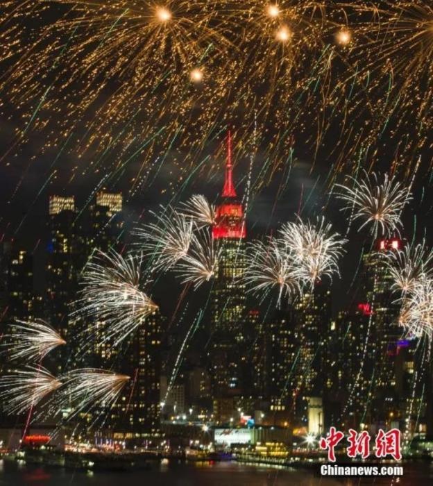 　　2018年，中國駐紐約總領(lǐng)事館前的哈德遜河上空燃放起焰火，慶祝中國狗年春節(jié)。