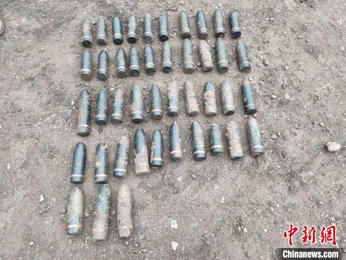 圖為發(fā)現(xiàn)的遺留炮彈?！√厝崭駱?lè) 攝