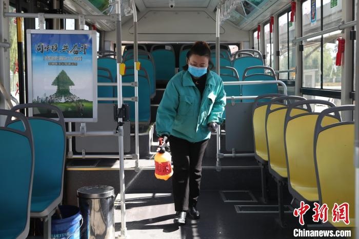 工作人員正在對公交車進行消殺?！∮诰?攝