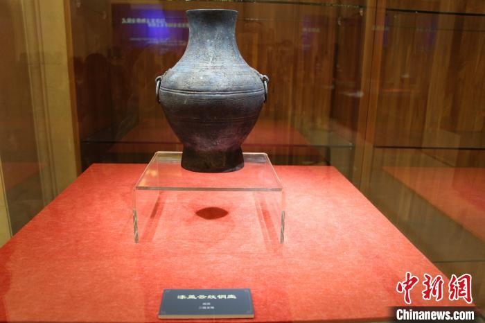 二級(jí)文物戰(zhàn)國(guó)時(shí)期漆蓋云紋銅壺。　趙曉 攝