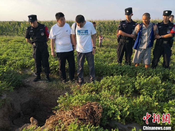 資料圖：犯罪嫌疑人辨認(rèn)作案現(xiàn)場(chǎng)?！〖蜗榭h公安局供圖