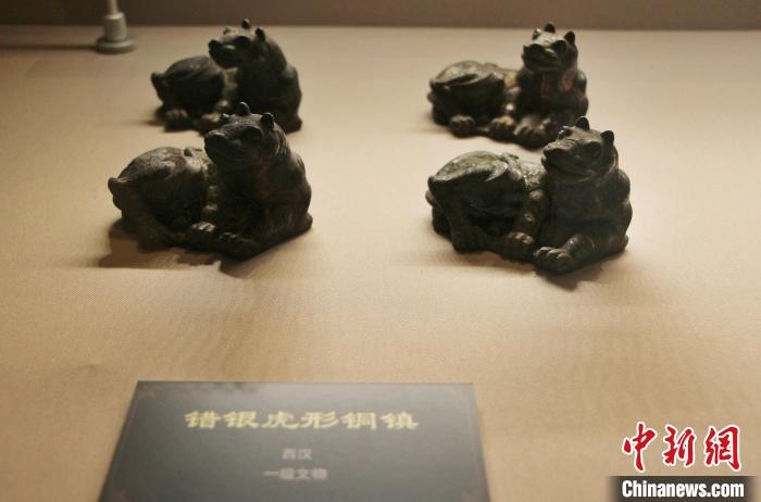一級(jí)文物錯(cuò)銀虎形銅鎮(zhèn)?！≮w曉 攝