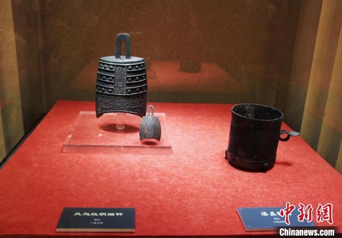 二級(jí)文物西漢鳳鳥(niǎo)紋銅編鐘、漆蓋銅卮?！≮w曉 攝