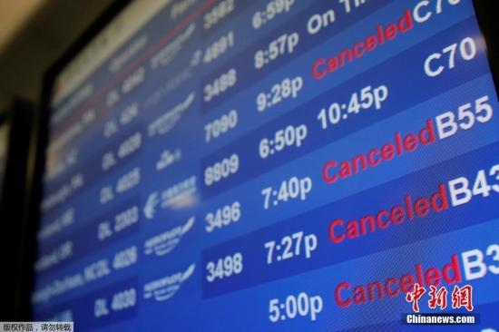 水管破裂造成第四航站樓的多家航班延誤或取消。圖為航站樓內(nèi)的電子公告牌顯示航班信息。