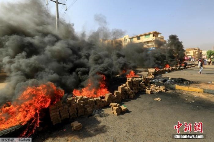 當(dāng)?shù)貢r(shí)間10月25日，蘇丹局勢發(fā)生突變，過渡政府總理被“綁架”，政府部長被軍方抓捕，國家進(jìn)入緊急狀態(tài)，大量民眾走上街頭對軍方行動進(jìn)行抗議，已有7人在抗議活動中死亡，140人受傷。圖為抗議活動中燃燒的輪胎。