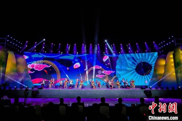 圖為中國·重慶秀山第二屆“金山銀山”文化旅游節(jié)開幕現(xiàn)場?！⌒闵娇h文旅委供圖