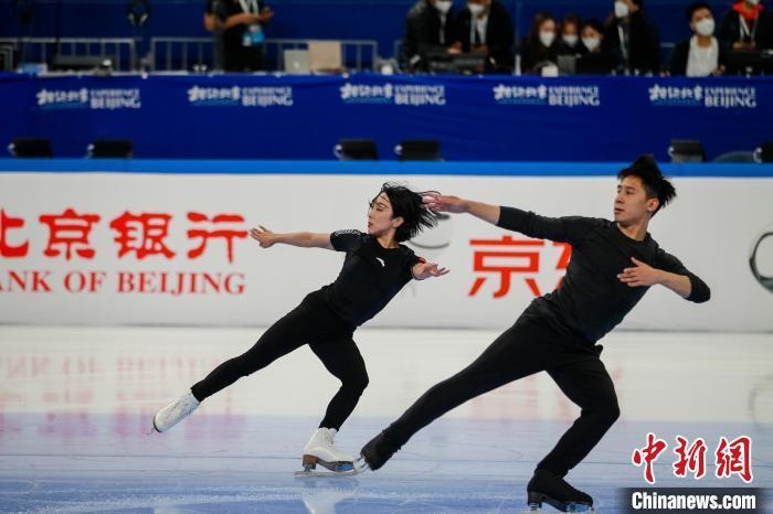 圖為隋文靜、韓聰在測試賽期間進(jìn)行官方訓(xùn)練 王洋 攝