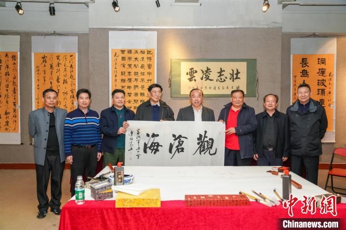 圖為百名將軍書畫展活動(dòng)現(xiàn)場?！∷涡憬?攝 攝