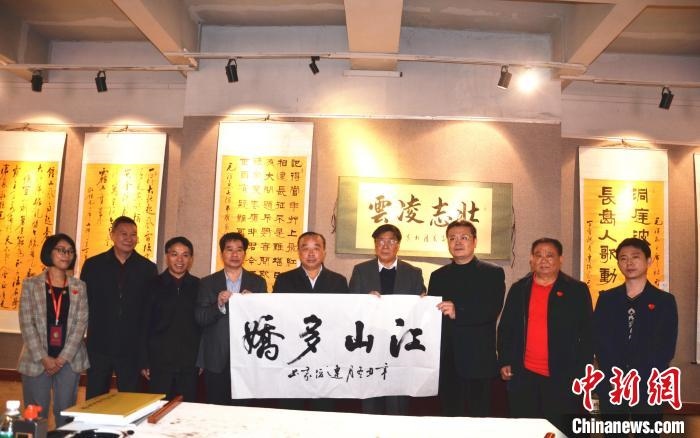 圖為百名將軍書畫展活動(dòng)現(xiàn)場。　顏新陽 攝 攝