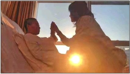 每天早上媽媽醒來(lái)后，母女倆都會(huì)迎著晨曦握手、擊掌?！∫曨l截圖