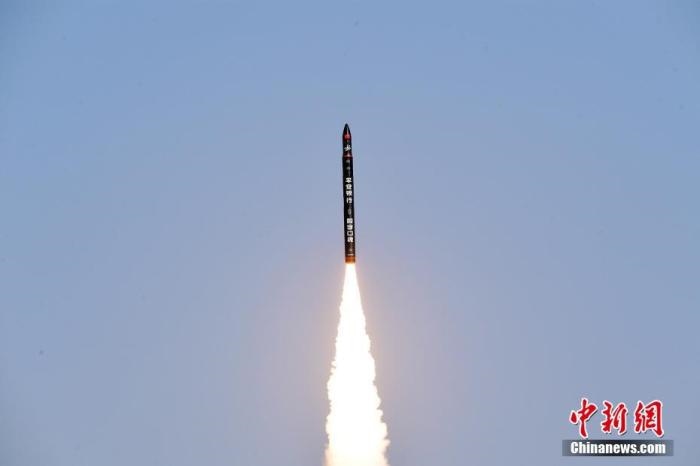 北京時間2021年12月7日12時12分，谷神星一號遙二運載火箭在中國酒泉衛(wèi)星發(fā)射中心成功發(fā)射升空，將搭載的天津大學一號、麗澤一號、寶醞號、金紫荊五號、金紫荊一號03星等5顆小衛(wèi)星順利送入預定軌道，發(fā)射任務(wù)獲得圓滿成功。汪江波 攝