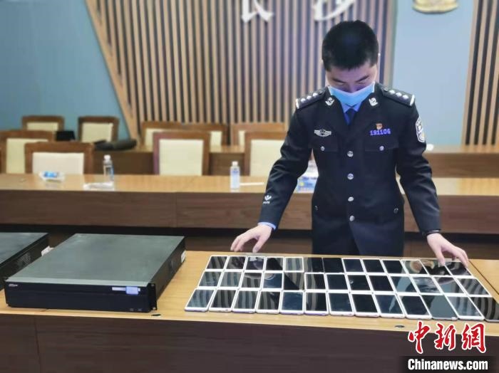 民警展示作案工具?！￠L沙市公安局供圖