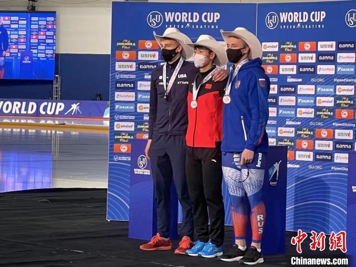 寧忠?guī)r在頒獎(jiǎng)儀式上?！『邶埥◇w育局提供