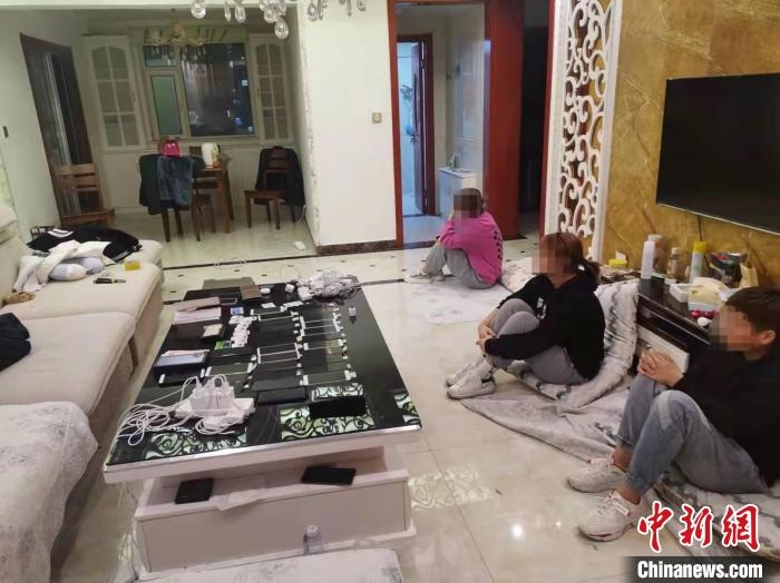 資料圖為果洛藏族自治州公安民警抓獲的犯罪嫌疑人?！‖斍呖h公安局供圖