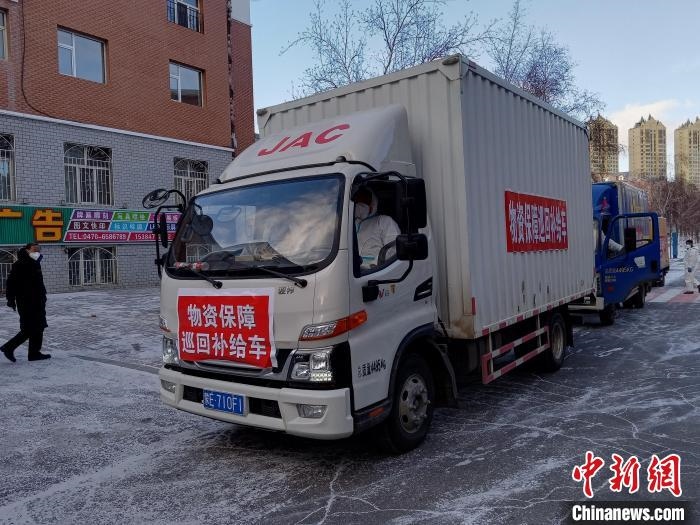 圖為滿洲里物資保障巡回補(bǔ)給車隊(duì)配貨現(xiàn)場(chǎng)?！∏靥饌?攝
