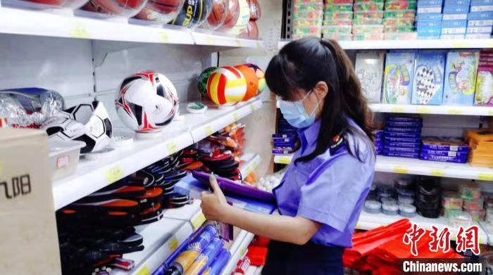 圖為秦皇島市海港區(qū)市場監(jiān)督管理局工作人員正在檢查涉冬奧標(biāo)志商品。　秦皇島市海港區(qū)市場監(jiān)督管理局供圖