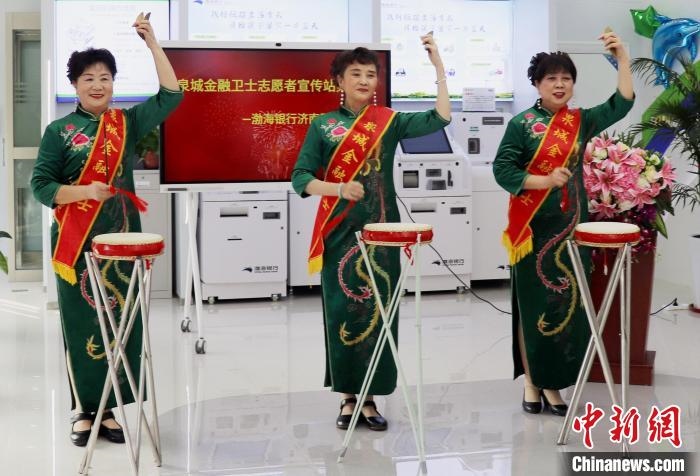 “防詐奶奶團”在建站現場 表演山東大鼓宣傳金融知識 李明芮 攝