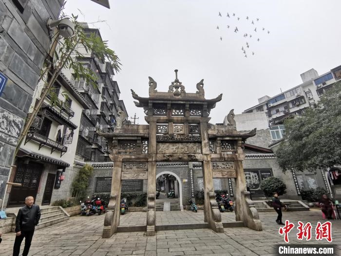 “道冠古今”牌坊?！×荷?攝