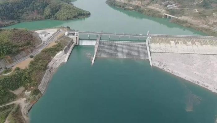 　　圖1 2021年12月7日，督察組使用無人機拍攝，保護區(qū)實驗區(qū)內(nèi)的八吝大壩已建成，且未設(shè)置過魚設(shè)施