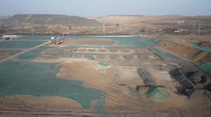 2021年12月11日，督察組使用無人機拍攝，神木市蘭炭產(chǎn)業(yè)特色園區(qū)檸條塔片區(qū)廢水集中處理設施僅完成部分基礎建設