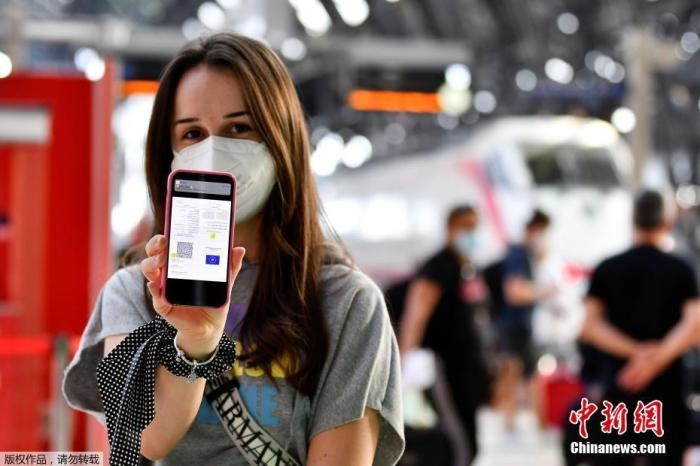 當(dāng)?shù)貢r間2021年9月1日，意大利米蘭，乘客在火車站出示的健康證明。