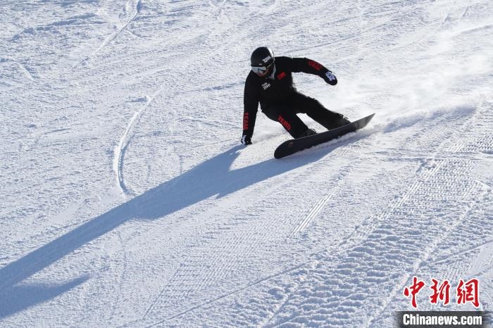 圖為滑雪場現(xiàn)場。　許婷 攝