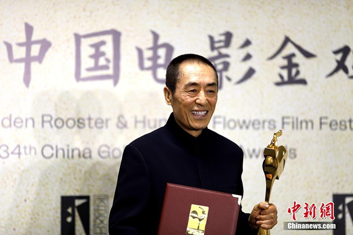 12月30日晚，第34屆中國(guó)電影金雞獎(jiǎng)?lì)C獎(jiǎng)典禮在福建省廈門市舉行。張藝謀以執(zhí)導(dǎo)《懸崖之上》榮膺最佳導(dǎo)演獎(jiǎng)。 <a target='_blank' href='/'>中新社</a>記者 呂明 攝