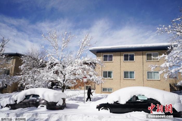 資料圖：當?shù)貢r間2021年3月15日，美國科羅拉多州丹佛，當?shù)赜瓉韽姳╋L雪天氣，城市被積雪覆蓋。