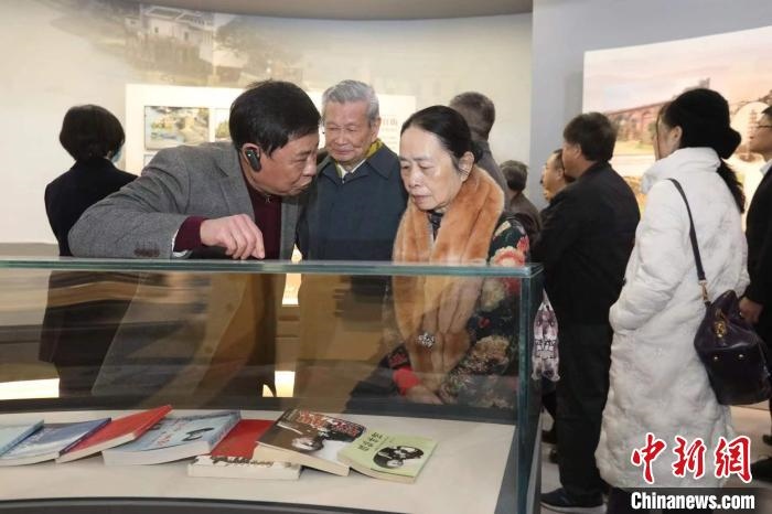 船政后裔在參觀新館?！￡悤造o 攝