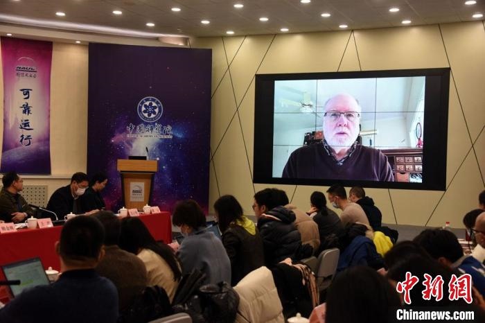 美國(guó)伊利諾伊大學(xué)教授理查德？克魯切爾通過視頻點(diǎn)評(píng)FAST測(cè)量星際磁場(chǎng)最新研究成果?！?lt;a target='_blank' href='/'>中新社</a>記者 孫自法 攝