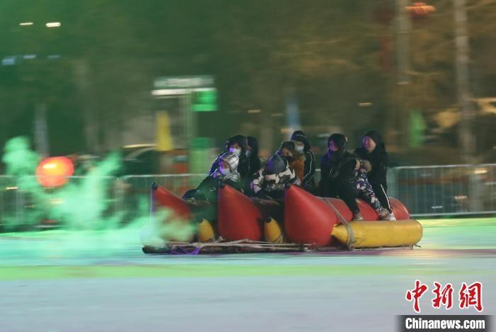 民眾沉醉在冰上香蕉船的快樂中。　于海洋 攝