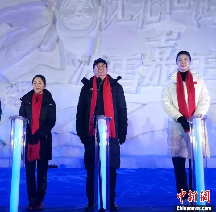 前女排國家隊(duì)隊(duì)長奧運(yùn)冠軍惠若琪(右一)，中國女子田徑競走奧運(yùn)冠軍王麗萍(左一)助陣當(dāng)晚活動(dòng)?！≮w桂華 攝