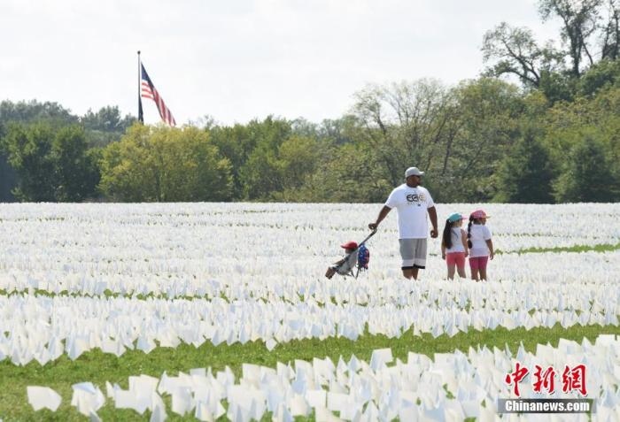 當?shù)貢r間2021年9月18日，美國首都華盛頓國家廣場上插著數(shù)十萬白色旗幟，悼念新冠逝者。這個名為“在美國：銘記”藝術(shù)裝置由美國藝術(shù)家弗斯滕伯格(Suzanne Firstenberg)策劃，她計劃在兩周內(nèi)與公眾一起在華盛頓國家廣場插上與美國新冠死亡病例數(shù)對應(yīng)的白旗，以示悼念。 <a target='_blank' href='/'>中新社</a>記者 陳孟統(tǒng) 攝
