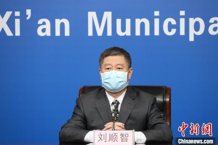 圖為西安市衛(wèi)生健康委主任劉順智6日在新聞發(fā)布會(huì)上?！∥靼彩姓﹫D