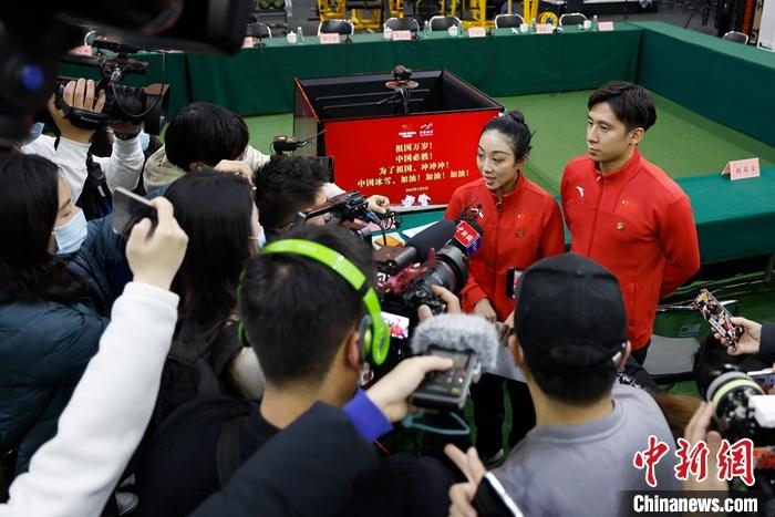 1月5日晚，全力沖刺北京冬奧學習座談會在北京舉行。座談會后，中國花樣滑冰雙人滑組合隋文靜、韓聰接受記者采訪。 <a target='_blank' href='/'>中新社</a>記者 富田 攝