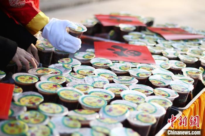 資料圖：工作人員將定制的臘八粥擺放整齊?！°蟛?攝