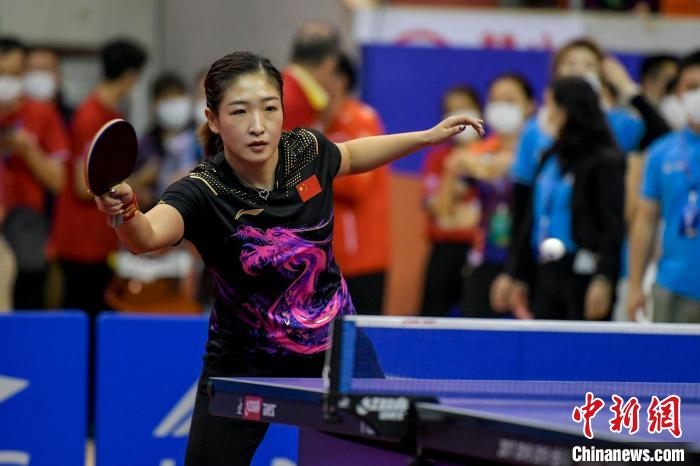 劉詩雯在2021年全國乒乓球“業(yè)余球王”總決賽中與選手互動(dòng)交流球技?！●樤骑w 攝