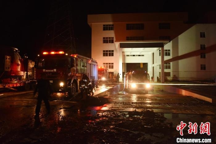 丹巴關(guān)州電站外多臺消防車輛正在開展排水作業(yè)?！≈苡?攝