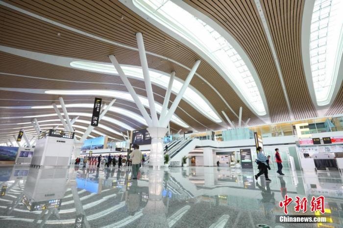 資料圖：貴陽龍洞堡國際機(jī)場T3航站樓出發(fā)大廳。 瞿宏倫 攝